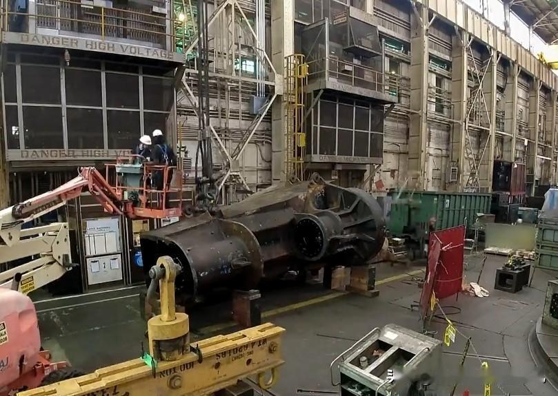 右舷3层机库模块完全合拢的消息，这艘巨舰已经露关键轮廓。最新画面显示，右舷