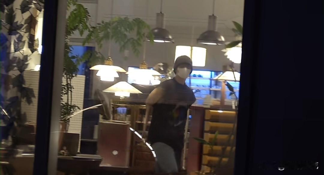 近日，有娱记偶遇肖战逛家具店。针织帽配上口罩，把脸遮得严严实实。黑色无袖上衣搭配