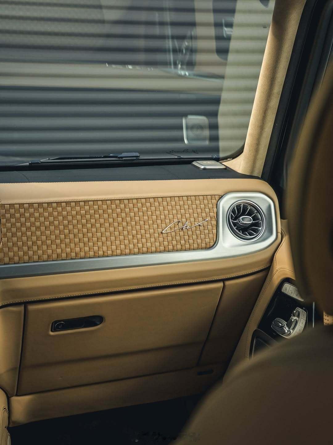 这个复古装修风格的G63感觉怎么样，如果车库里再搭配一台Singer是不是绝了呀