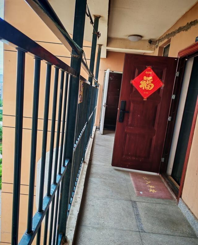 邻居天天敞防盗门堵路，回家得侧身挤！沟通无数次人家当耳旁风，还理直气壮说“我家地