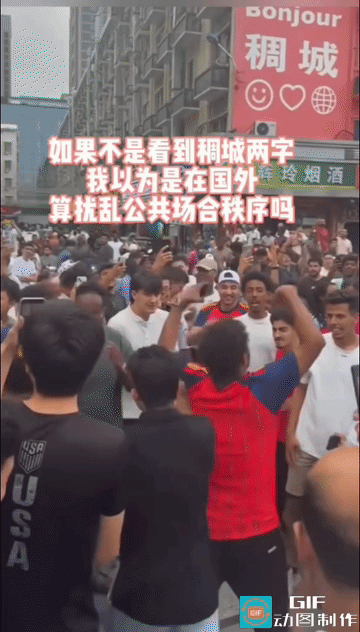外国人有特权吗？浙江义乌稠城，大量外国人在交通道路上聚集、哄闹，阻塞机动车道，车