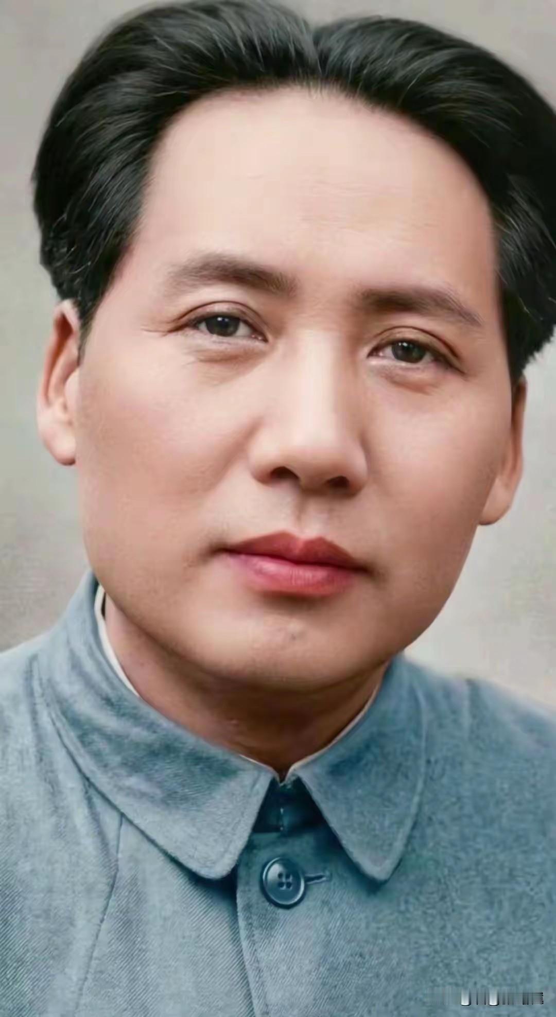 青年毛主席不仅相貌堂堂、风骨凛然，更有着超乎常人的睿智与格局。