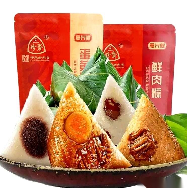 端午节当天晚上八点，小区楼下大超市的特价区。货架上的粽子礼盒堆得像一堵墙，四五个