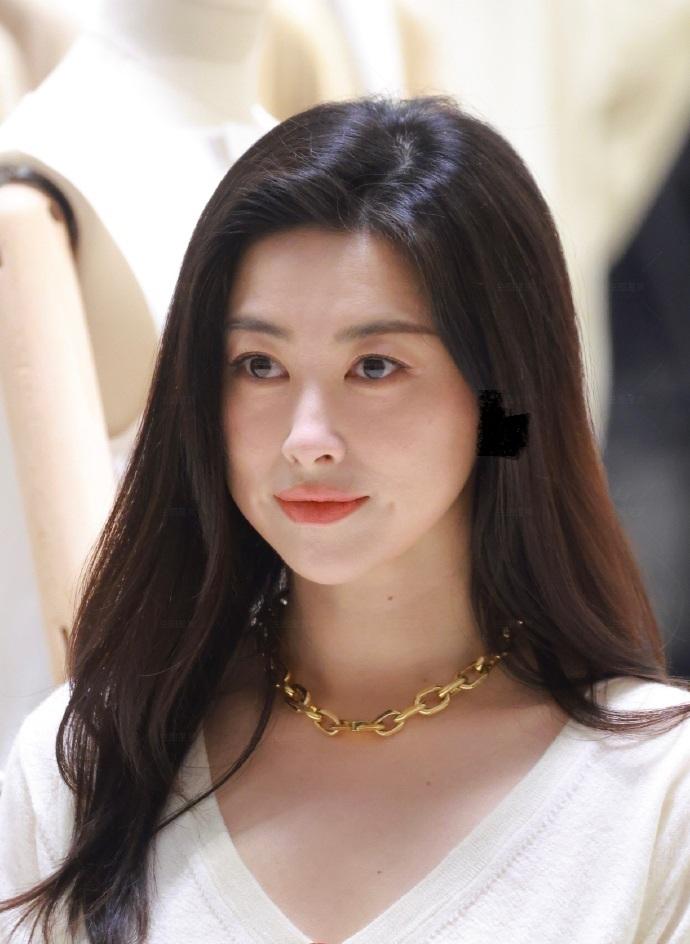 今天朱珠在出席时尚活动的时候搭配了一身白色的衣服，看起来年轻又漂亮，气质超好。