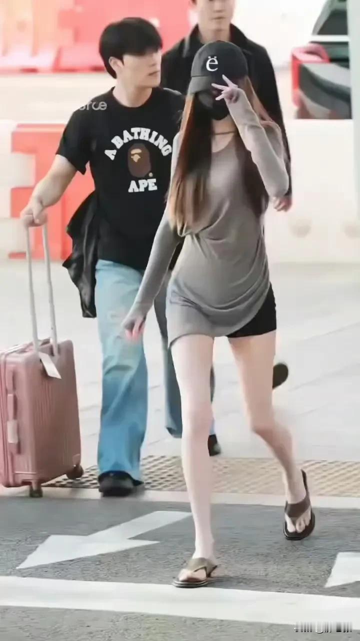 超绝的身材比例，吸睛的大长腿，要人命的蜂腰，在加上这颜值，谁能不爱张元英？张