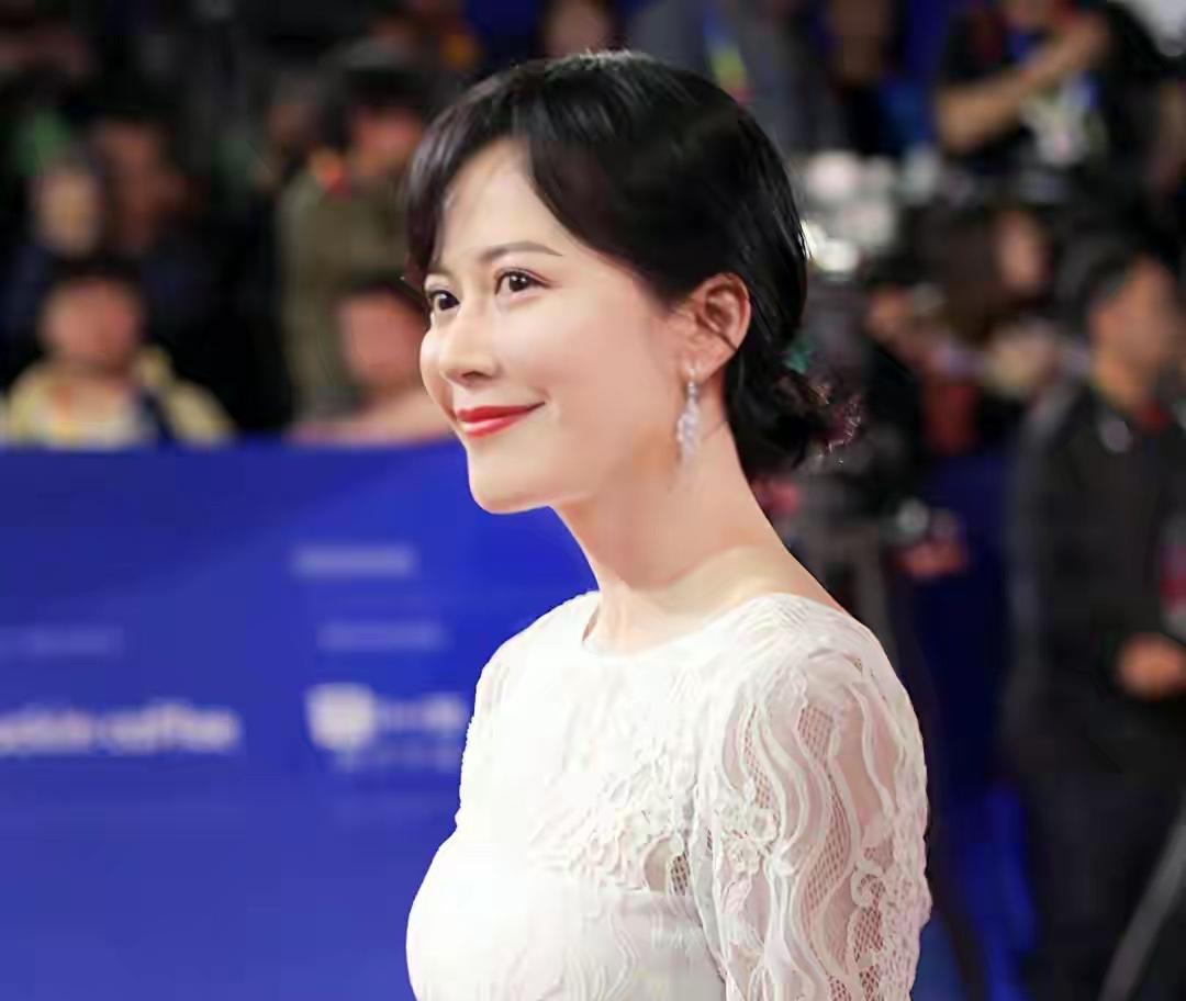 她坚决不结婚，至今仍然孑然一身，却有一个男人，陪了她近20年。