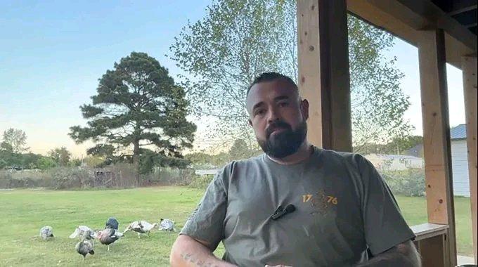 美国这事儿太抓马了。37岁的亚伦·斯潘塞，这位退伍军人父亲，为保护13岁被性侵的