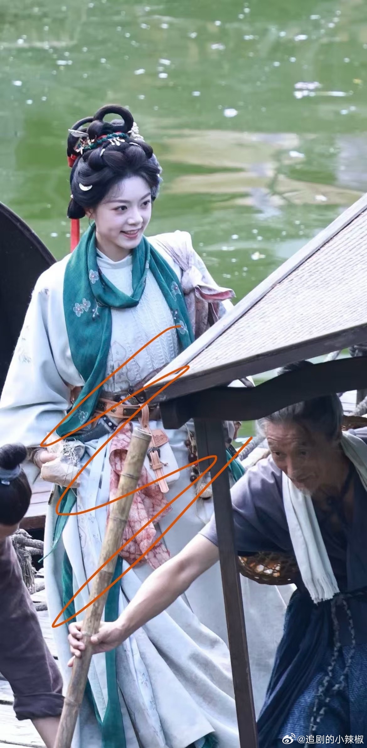 赵今麦新剧生图路透，这套新衣服怎么样啊🤔
