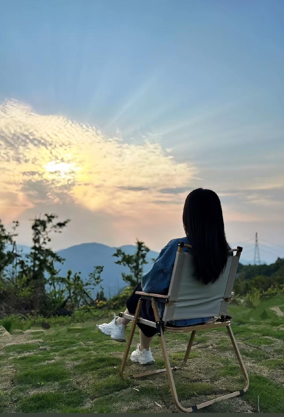 星期五刚到家，十五岁的儿子就开始刷手机，婆婆在院子里弄小麦，我洗洗手，换套衣服，