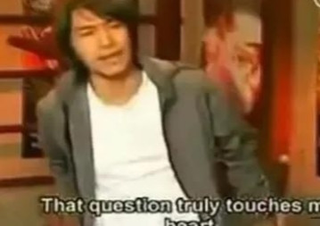 2004年，周星驰在海外宣传《功夫》时，遭遇了一个让人捏把汗的瞬间。一位外国记者