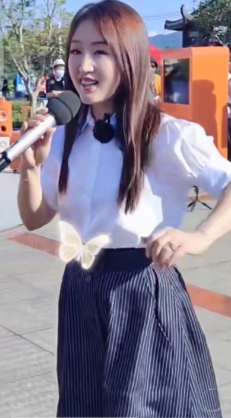 50多岁的杨钰莹身材酷似少女，还是那么清纯，还是那么甜美，怪不得赖文峰念念不忘！