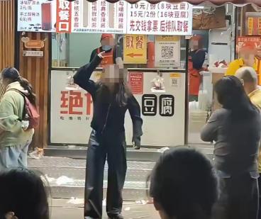 “杨白劳都没这么惨！”山东济南，一女子年初五想跟父亲吃顿饭，跟父亲的老板请假2小