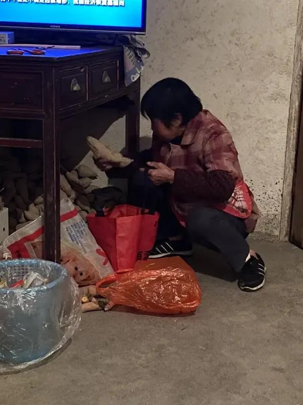 儿媳：我觉得我家老太婆就是底层，我不会给她养老。我属于下嫁，真心看不起她。老太婆