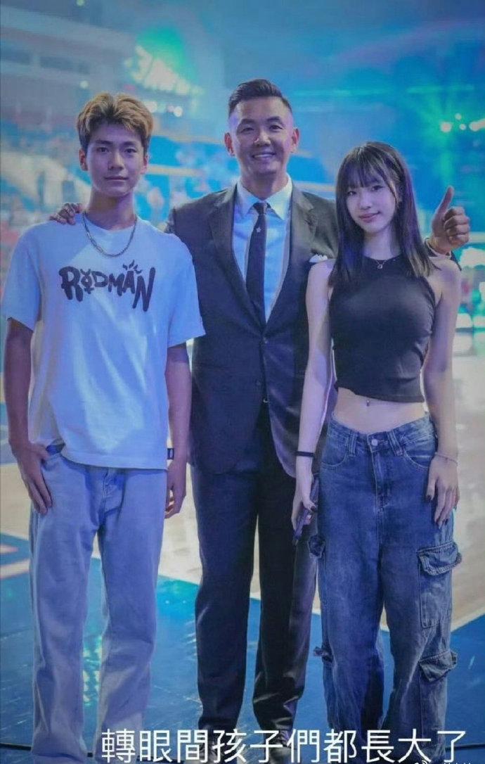 小S女儿与大姐儿子同黑人陈建州合影，若放内娱，也算有话题热度，星二代齐聚引关注。