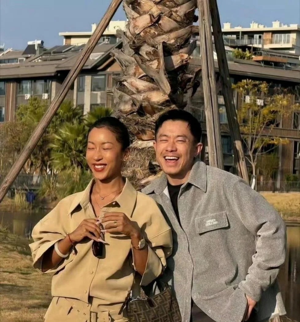 吉克隽逸晒出和老公金思辰的合照。俩人站一块，看着真般配。​​​