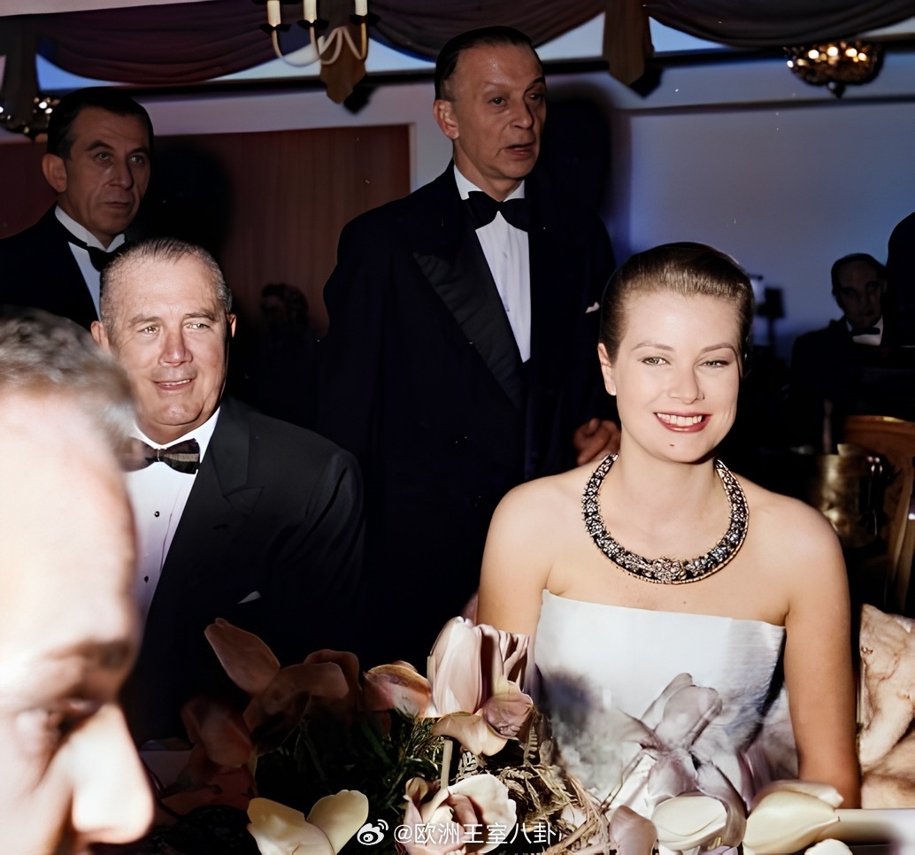 老照片1959年，摩纳哥王妃格蕾丝出席体育俱乐部的复活节晚宴，同场有她亲爹老约