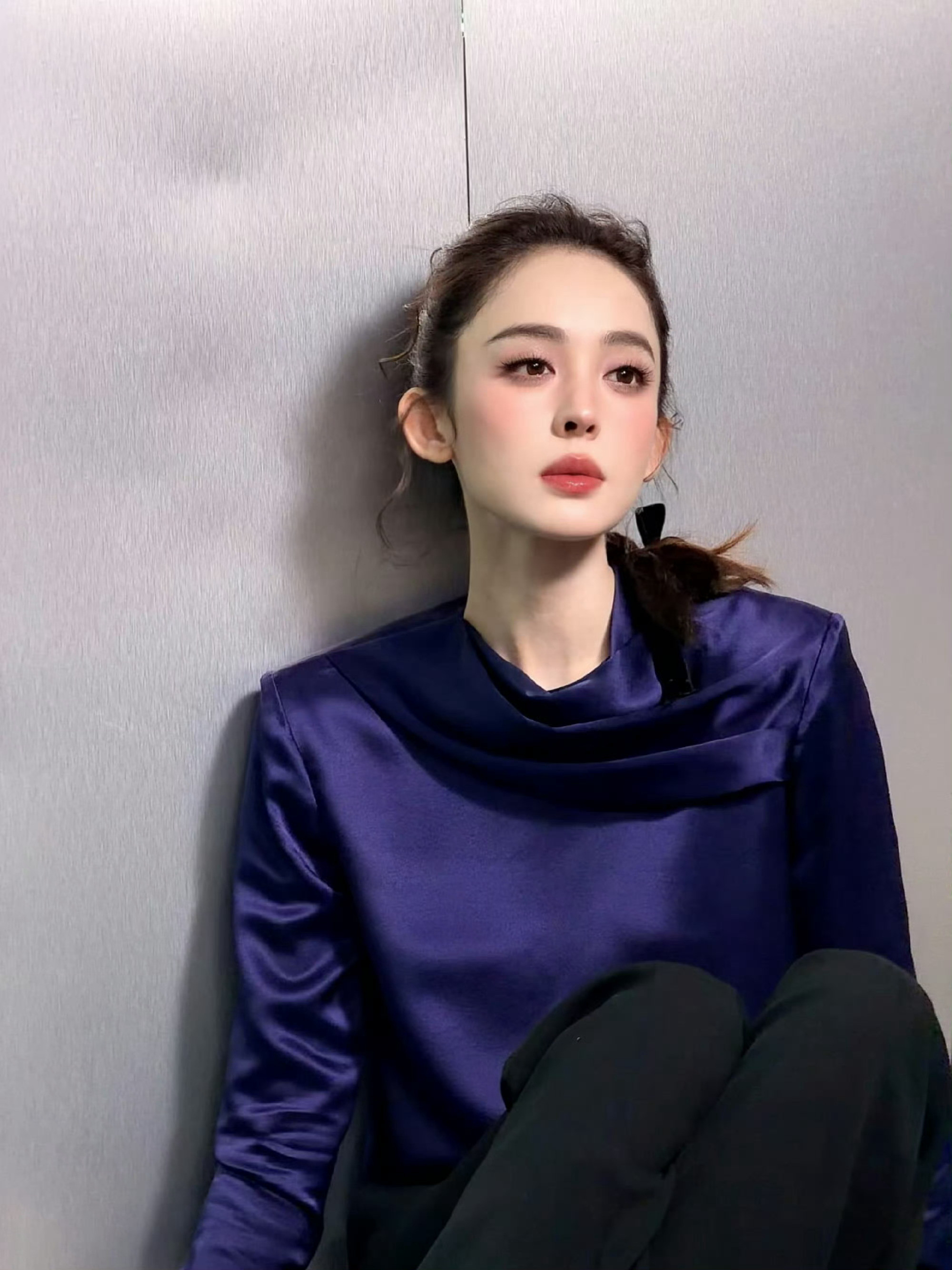 娜扎回应眼睛贴纱布娜扎美神娜扎西装大长腿黑色尖头细高跟在带上无框眼镜妥妥