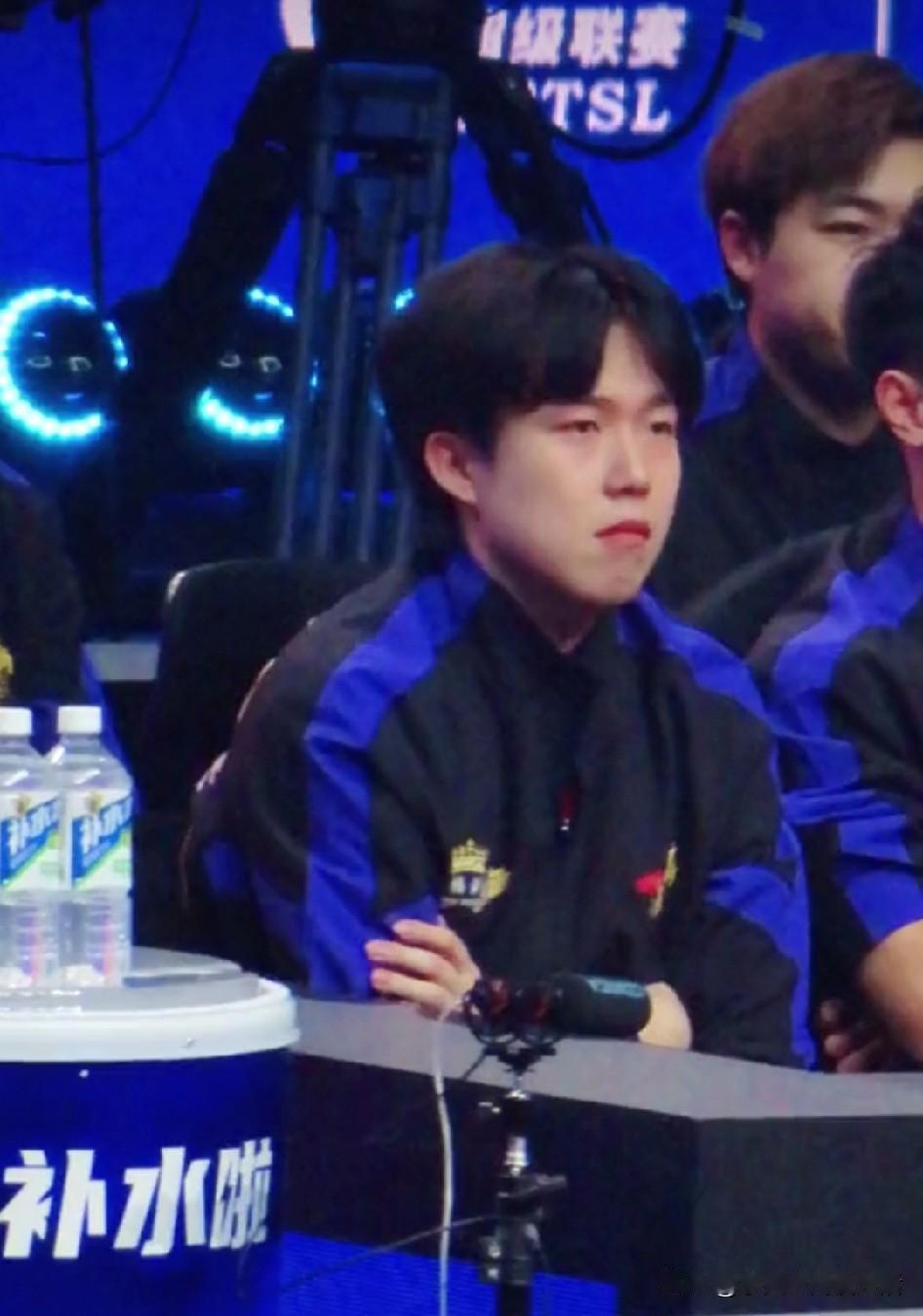 王楚钦往后倒下那一刻，把照顾他的大叔弄得眼泪汪汪的。王楚钦的背伤看来乒超