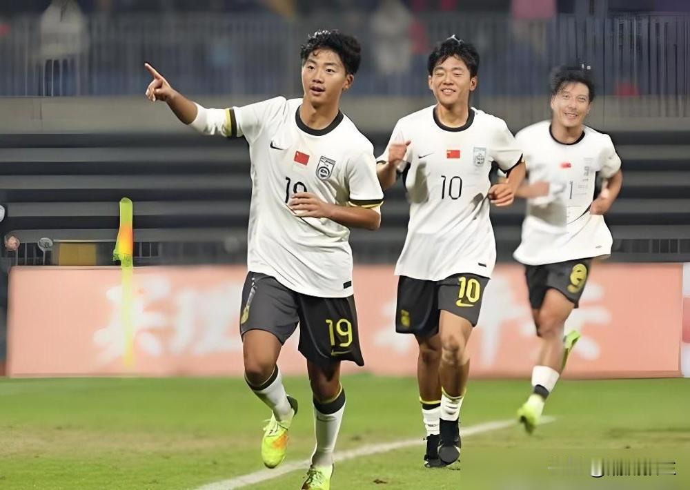 17岁，26号，零出场。去年夏天签约西班牙莱里达，合同签到2027年。球衣背