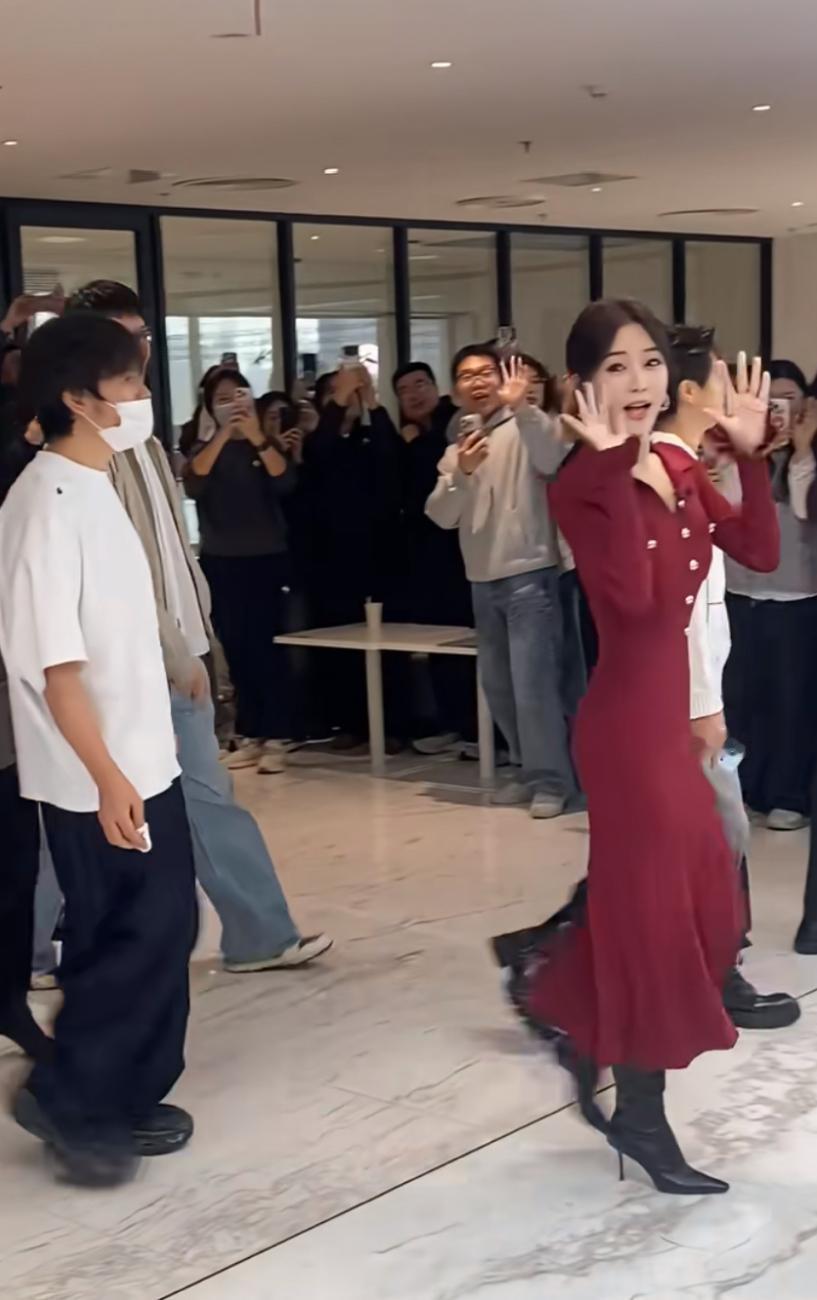 事实证明，就算是五五分的身材，只要你够瘦，就可以很漂亮！你看看秦岚，就给我们