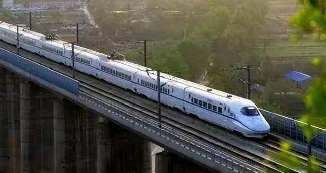 幸亏中国没中标！泰国高铁选择日本人建设，建成后让泰国欲哭无泪。一辆贴着“测试中”