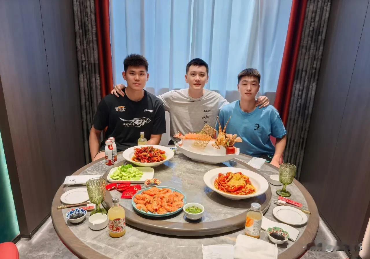 杨鸣晒出自己请张峻豪和黄秋实一起吃饭的合影，直言：“塞翁失马，焉知非福！”杨
