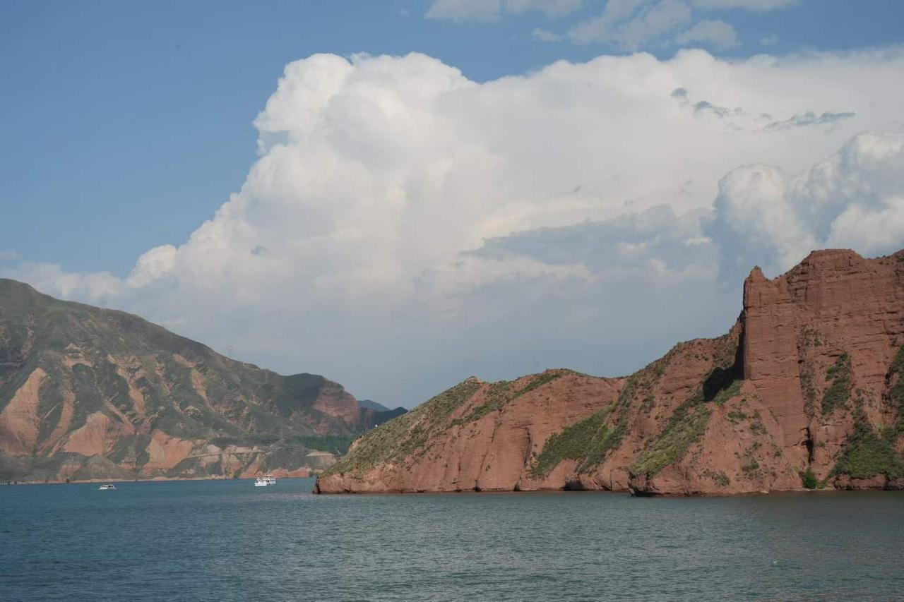 漠上花开——高原宝石。青海是中国湖泊数量最多、类型最丰富的省份之一，这些湖泊不