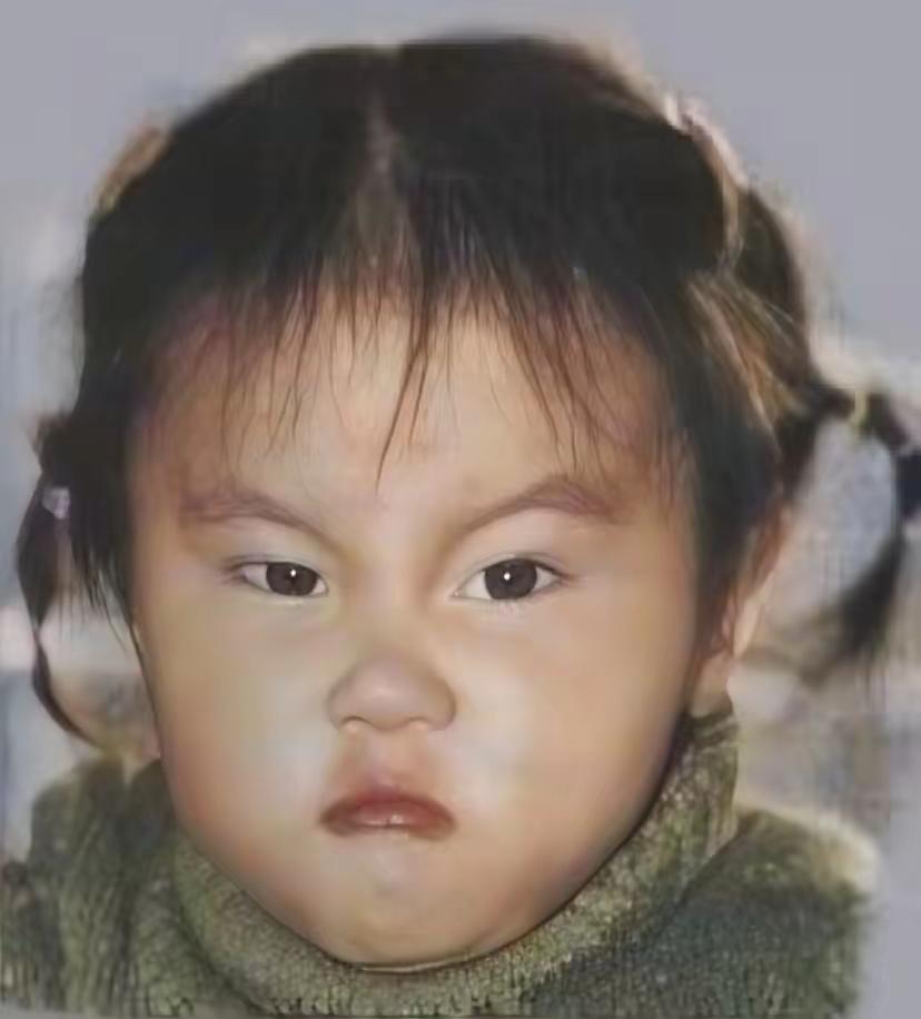 感觉王菲和窦唯的大女儿窦靖童好像长丢了！因为没有小时候好看了。你看小时候的窦靖童