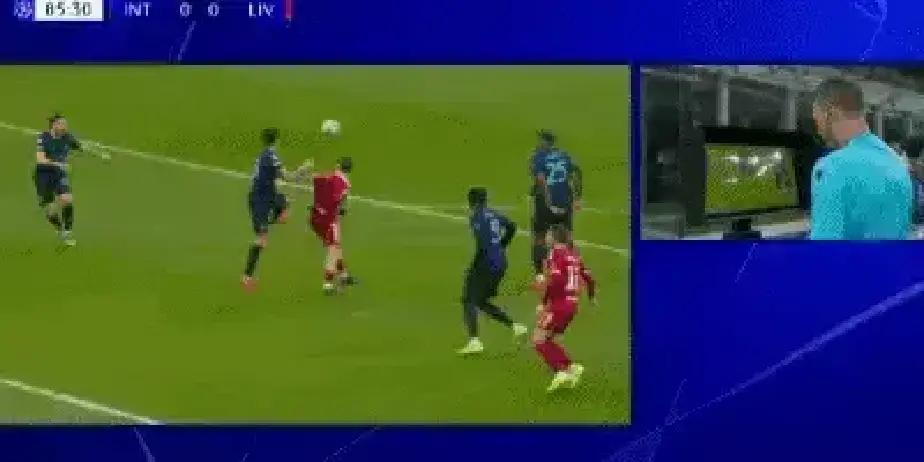 国际米兰这场又挨欺负了吧。赛后一堆人喊那不是点球，我也觉得离谱。之前独蛋哥拉莱奥