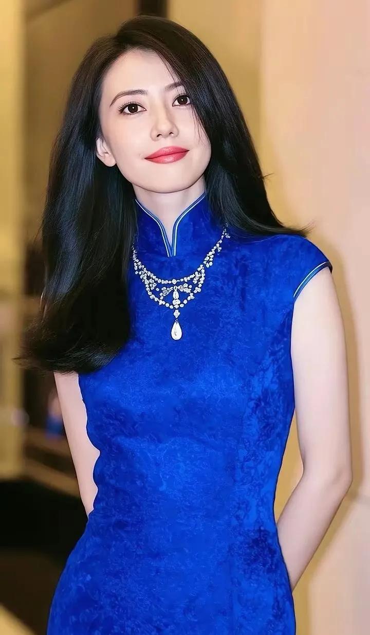 高圆圆把蓝色旗袍穿成了艺术品！一袭宝石蓝的旗袍，完美勾勒出她的身材曲线，美