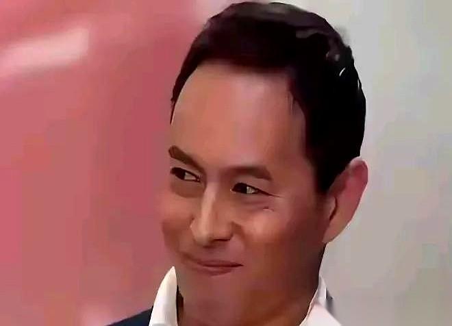 “如果明天打仗，你会不会被关进集中营？”主持人笑眯眯地，就把这把最锋利的刀子，