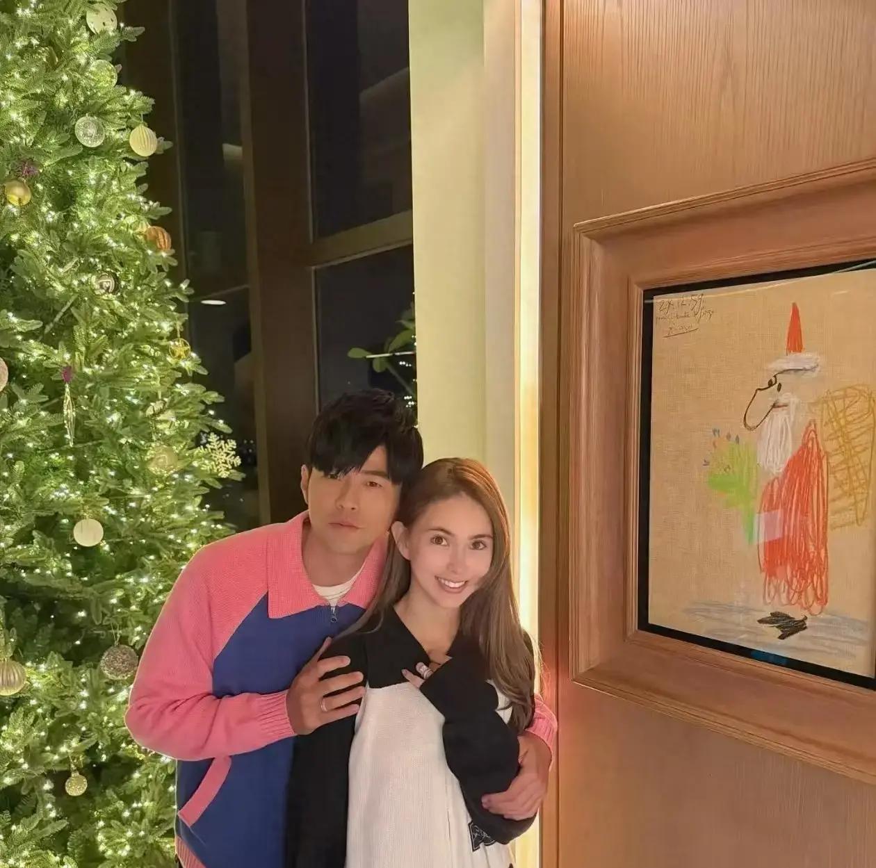 平安夜这天，周杰伦突然在社交平台扔出一张和昆凌的亲密合照，两人穿着一模一样的粉色