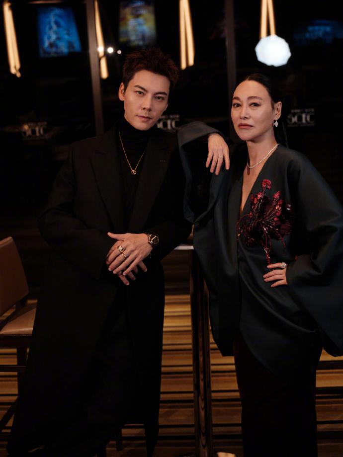 最近惠英红和陈伟霆一起在澳门出席活动，两位搭配的很有特色，站在一起特别的有姐弟范