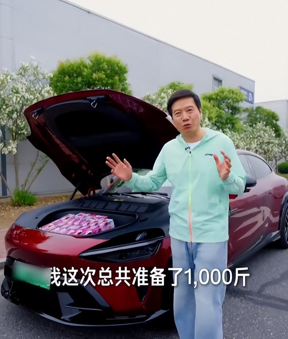 雷总又上热搜了。雷军昨天开着小米YU7GT，装了满满一车车厘子，去慰问奋战在