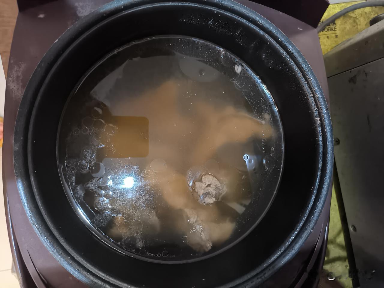 正在睡午觉，一阵肉香味钻进鼻子里，被香醒了。到厨房一看，原来老公正在炖排骨。