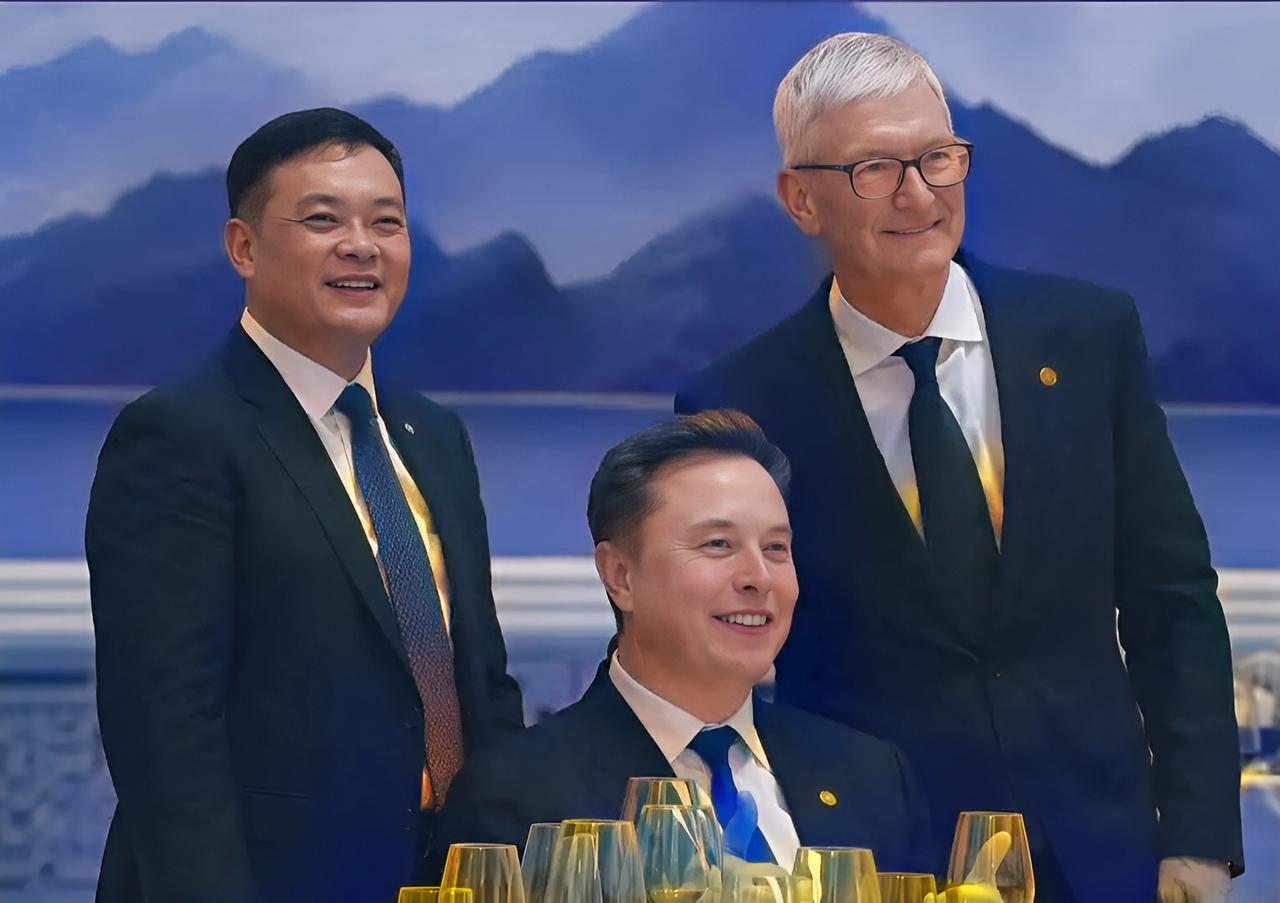 这是宴会上三位世界级企业家在一起。中间稳坐的是世界首富马斯克，站在右边的是苹果公