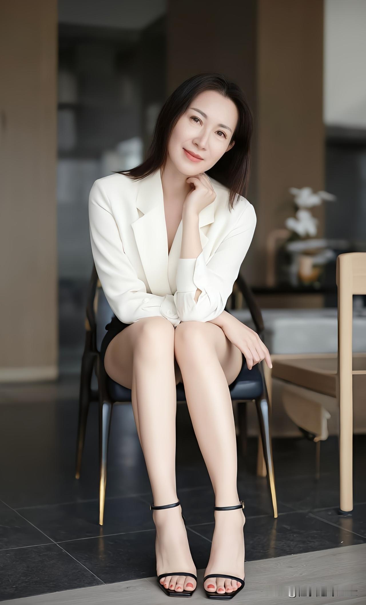 优雅白领风，自信微笑，时尚穿搭