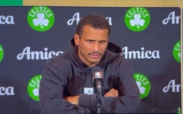 季前赛凯尔特人105-107猛龙。赛后，主帅马祖拉接受了采访。谈及首轮28号秀冈