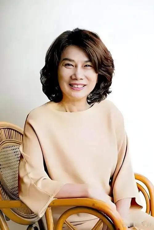 1991年，一位经销商，欠董明珠42万元货款不还，却提出：“再发50万元