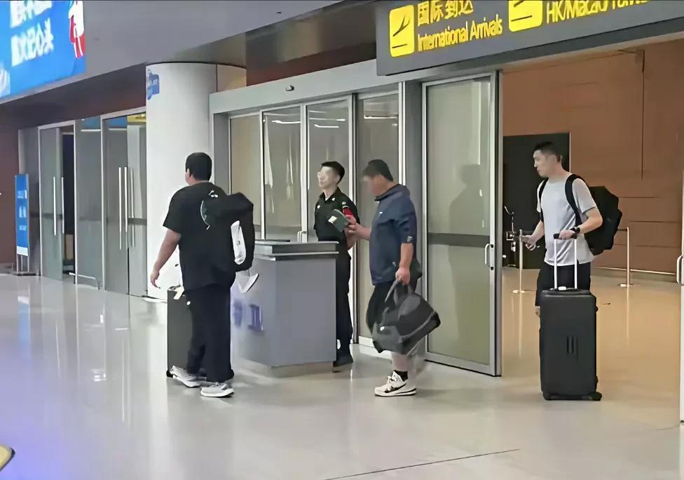 杨鸣和刘子庆从美国回来了？难道外援选完了？杨鸣和刘子庆被网友拍到从美国返回沈阳