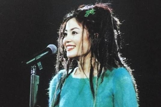 王菲，一位出道三十多年、从不接综艺少接代言的华语天后，为何愿意在55岁时，为了给