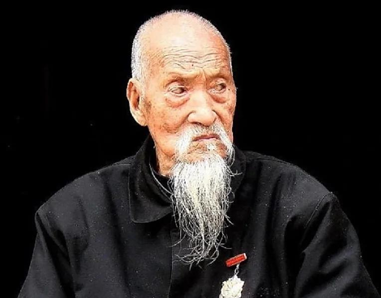 1942年秋，太行山深处，司凤梧被十四个日军包了饺子，前有刺刀，后有枪口，一脚踩