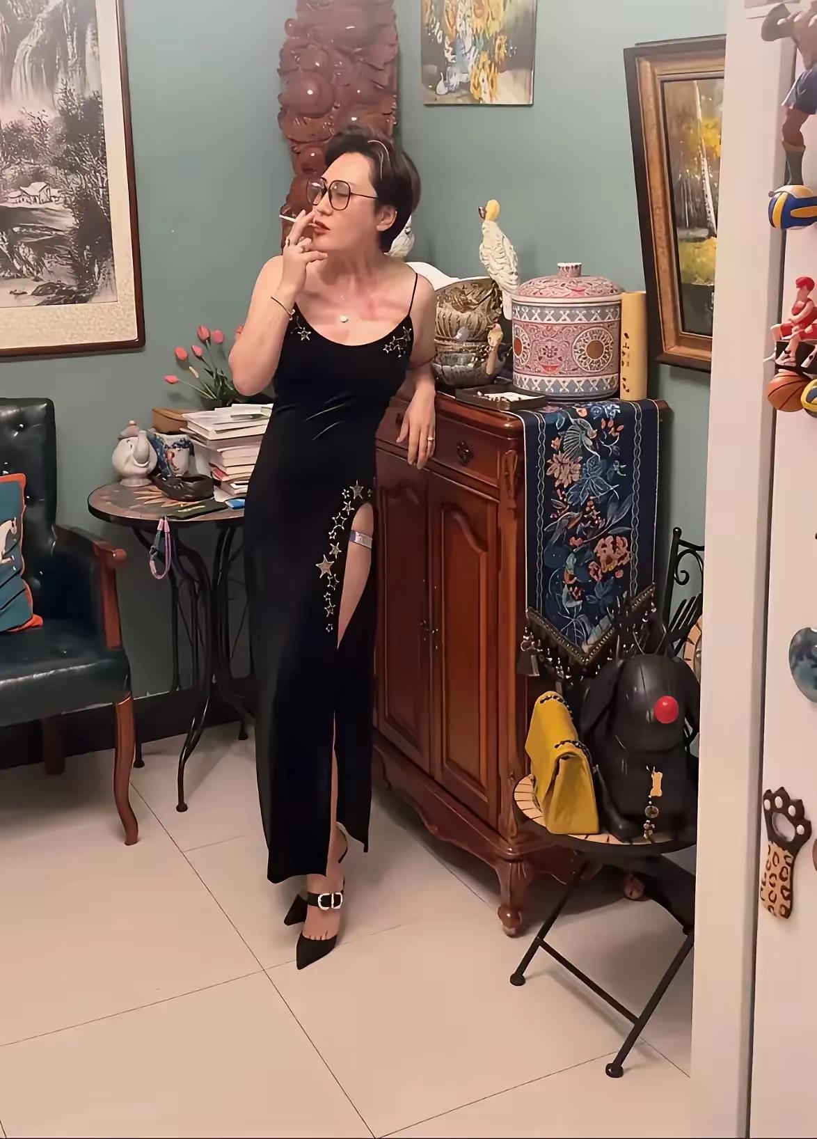 哇哦，这位姐姐的身材真棒，这穿搭虽尽显性感，却也带着浓浓的风尘味。她身着一件黑