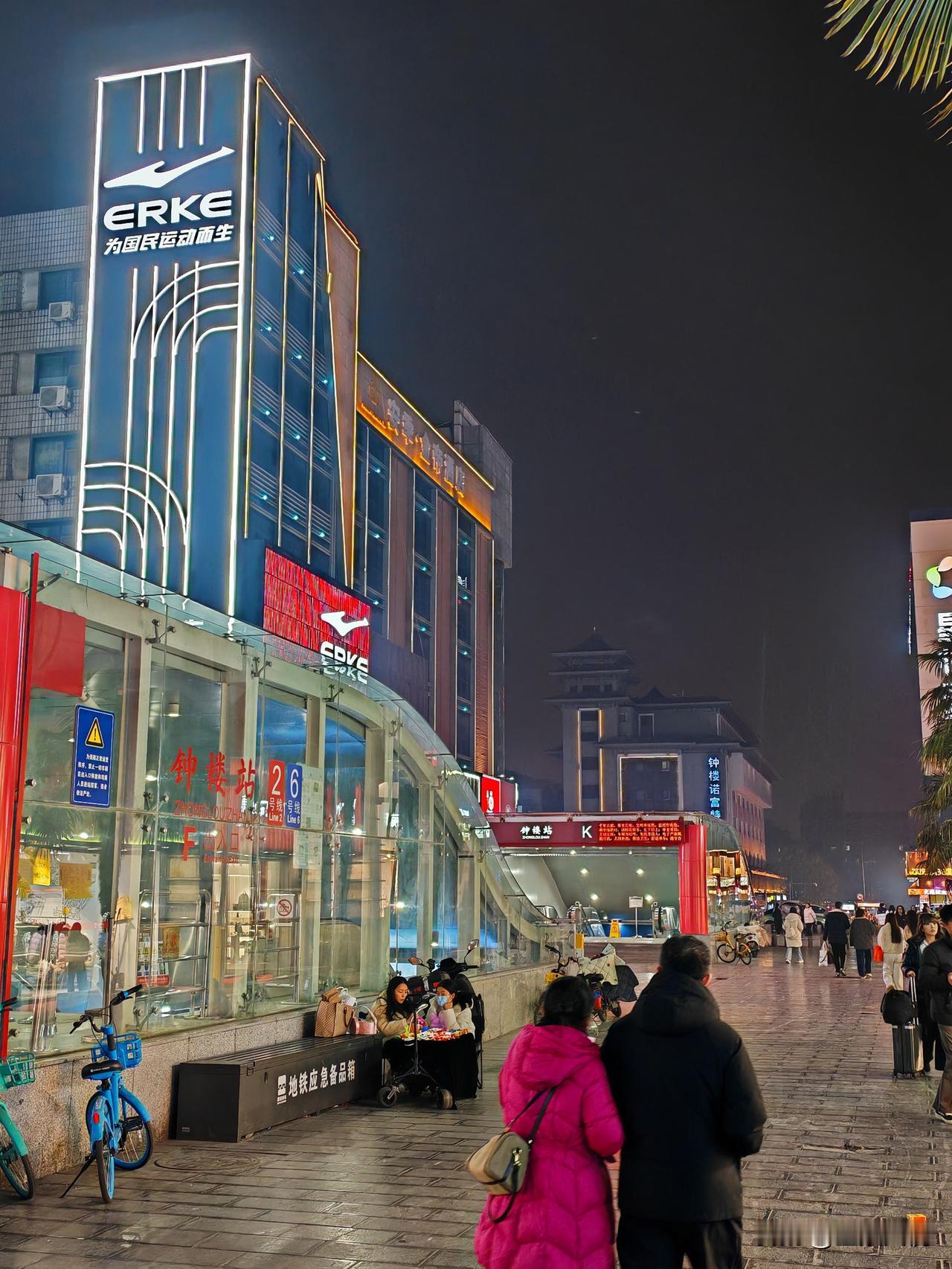 新年前夜在西安钟楼附近转悠，发现了一个奇怪的事！我由于住在北郊