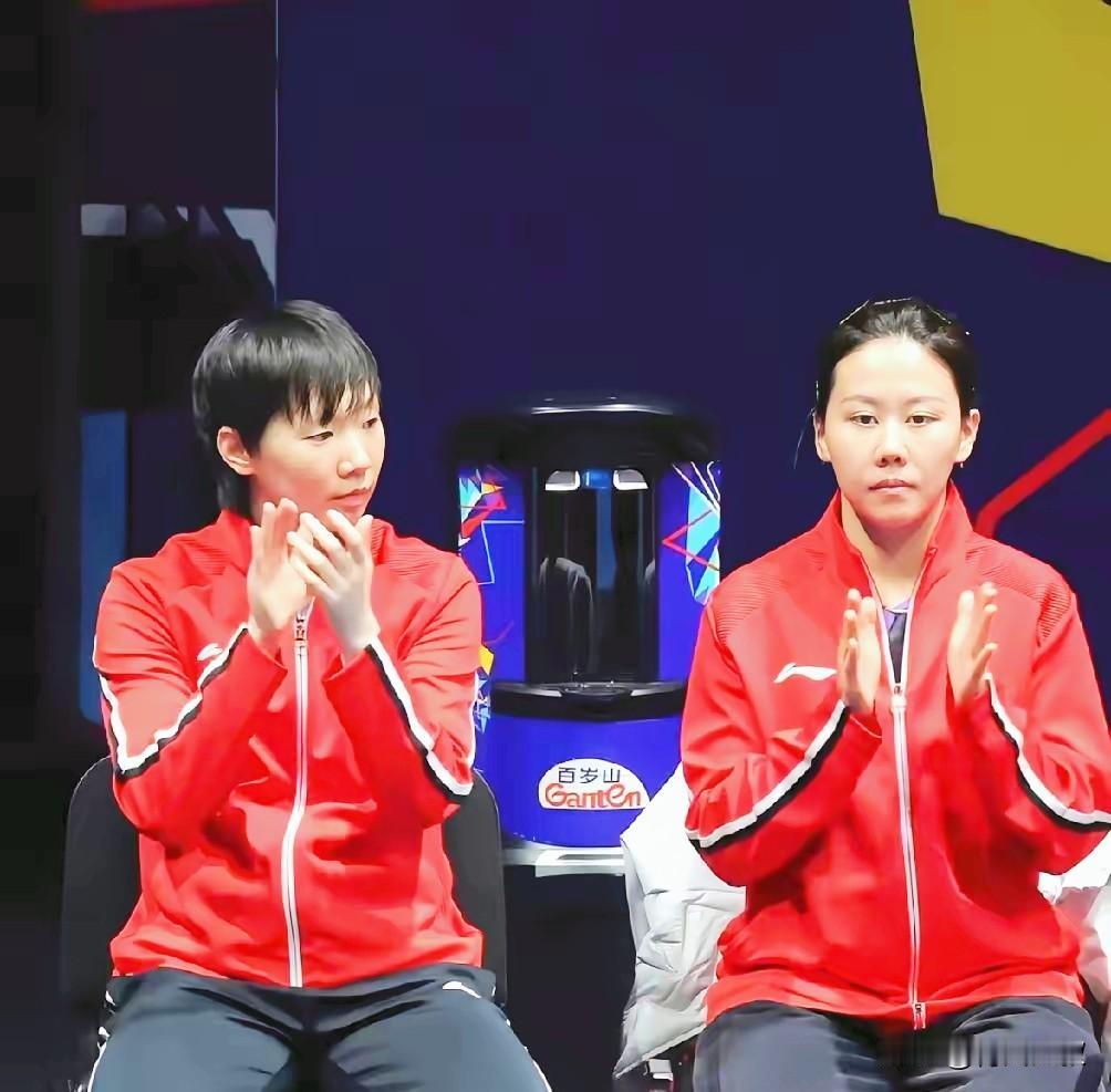 王曼昱看着冷淡，其实内心很幽默！孙颖莎对战巴约那场，陈幸同坐着板板正正的鼓