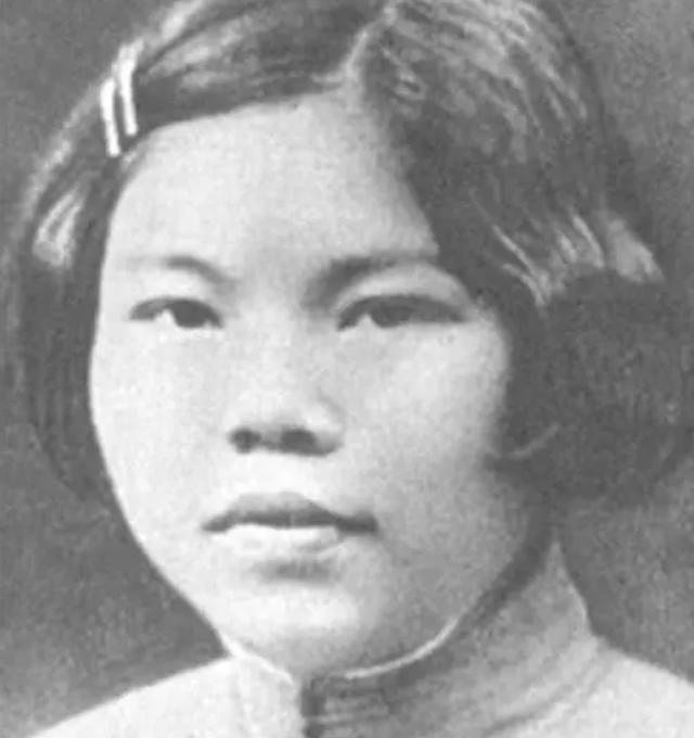 1941年，临产的女八路不幸被俘，她在狱中生下孩子，可被日军折磨的双乳已无法挤出