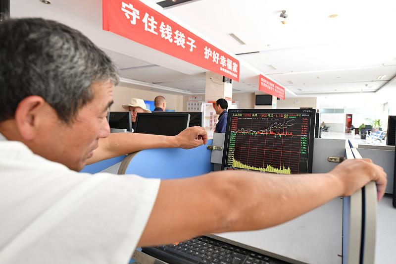 炒股最大的谎言，就是“只要拿得住，就能慢慢变富”。这话听着没毛病，但漏了一个