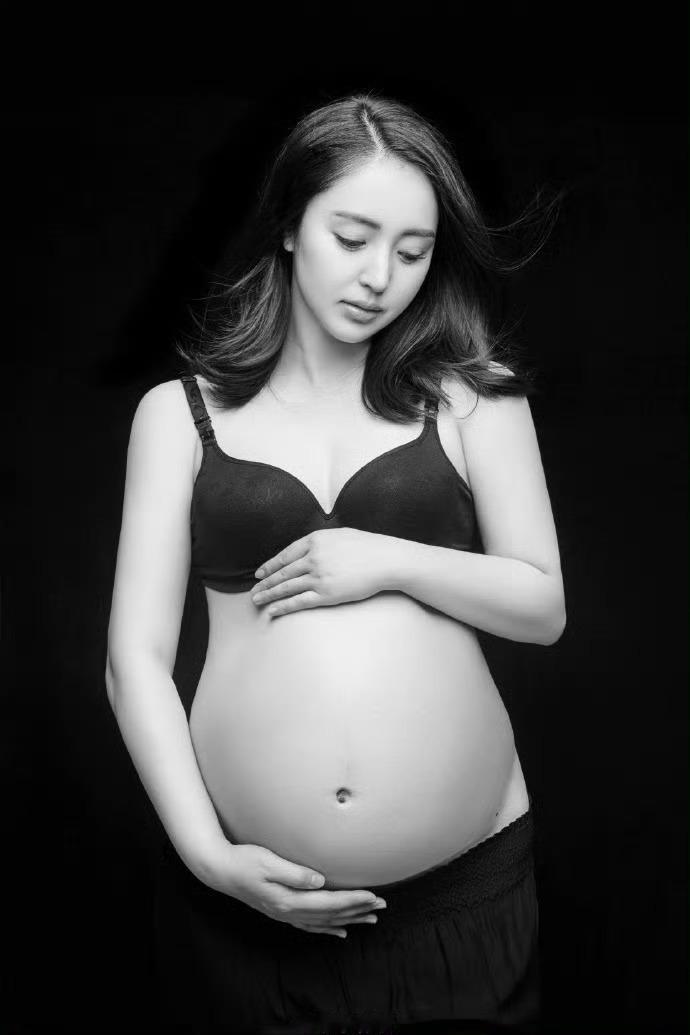 董璇带小酒窝纠正体态董璇写真