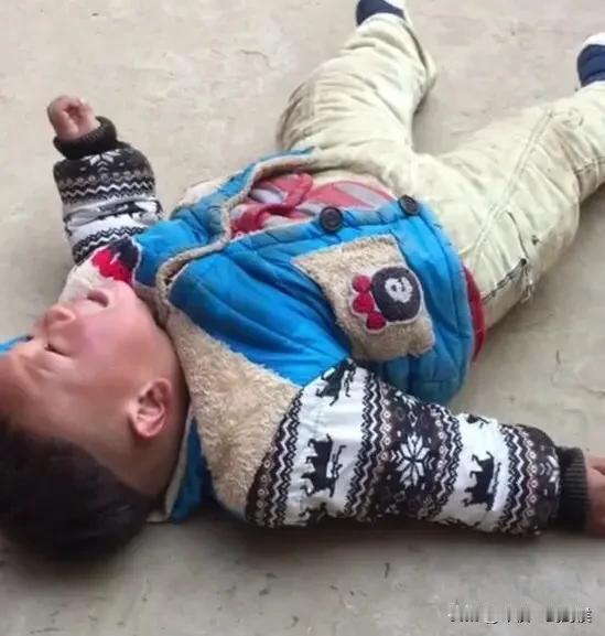 晚上坐地铁，一个小孩哭喊着非要玩我的手机，我不认识他，另外也不赞成这么小就玩手机