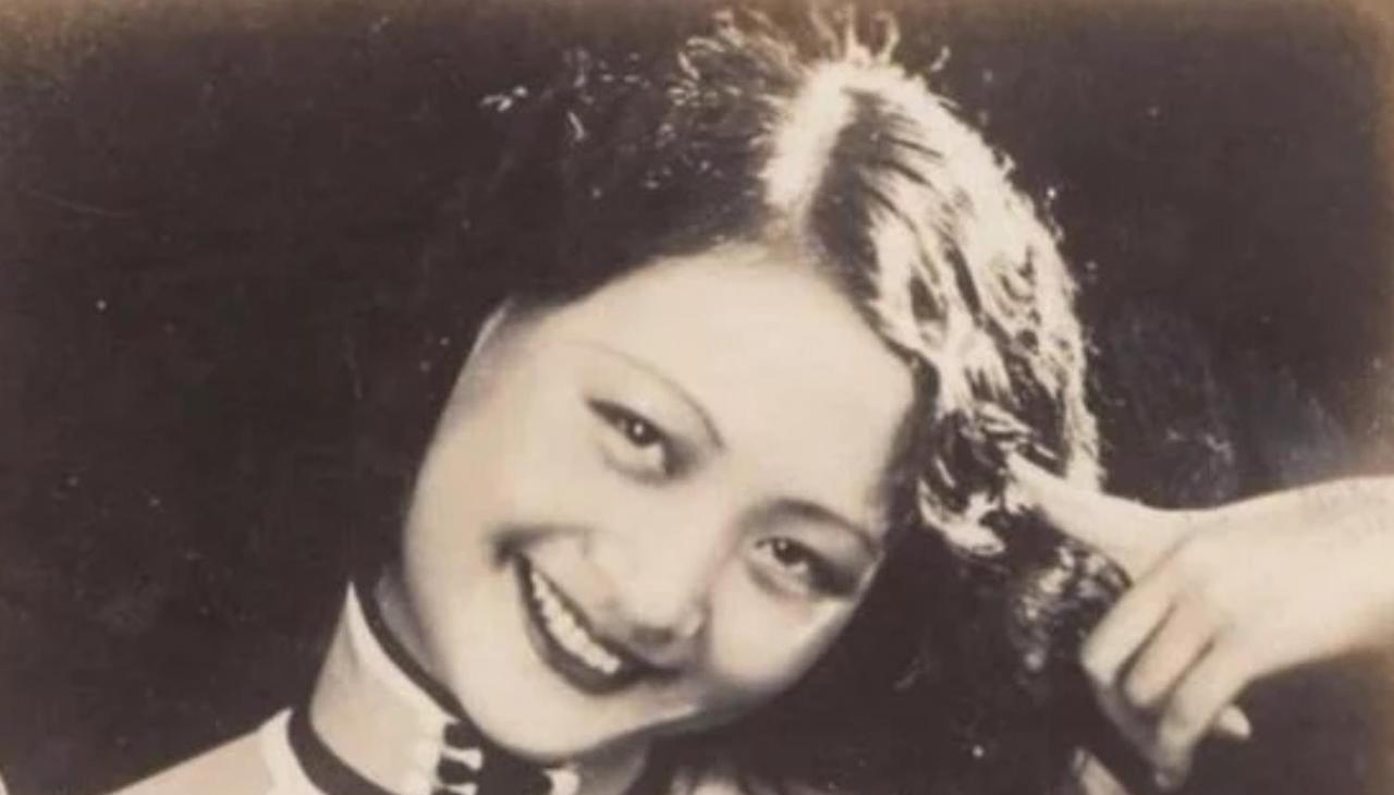 1940年，电影《塞上风云》剧组赶赴塞北时，途经了革命圣地——延安。于是，剧组人